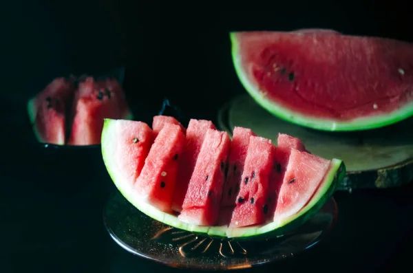 In Scheiben geschnittene saftige reife Wassermelone auf dunklem Hintergrund für das Menü — Stockfoto