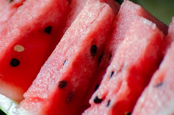 In Scheiben geschnittene saftige reife Wassermelone auf dunklem Hintergrund für das Menü — Stockfoto