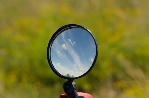 Himmelsspiegelung im Rückspiegel mit grünem Hintergrund — Stockfoto