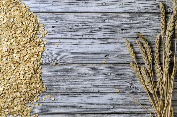 Avena dispersa en una mesa de madera vista superior con un lugar para la inscripción . —  Fotos de Stock