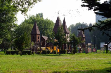 parkta bir yaz sabahı bir kale şeklinde boş çocuk oyun alanı