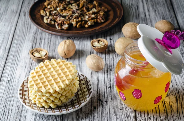 pembe bal kaşığı ve ceviz ve waffle çerezleri ile bal komik bebek kavanoz