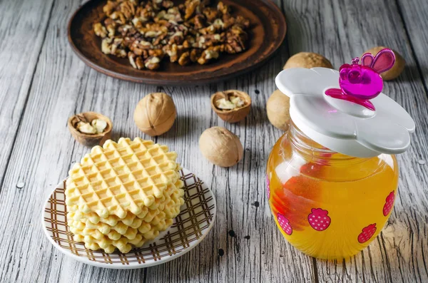 pembe bal kaşığı ve ceviz ve waffle çerezleri ile bal komik bebek kavanoz