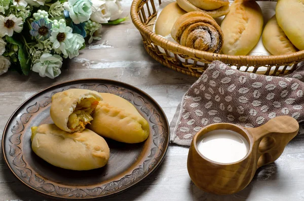 şeker ve tarçın ile lahana ve tatlı çörekler ile ev yapımı pişmiş hamur işleri