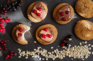 Koyu bir arka plan üst görünüm düz yatıyordu yulaf ezmesi çerezleri