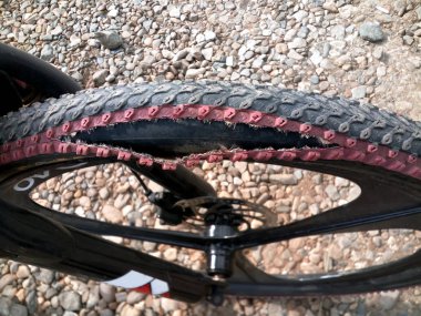 yırtık bisiklet lastiği