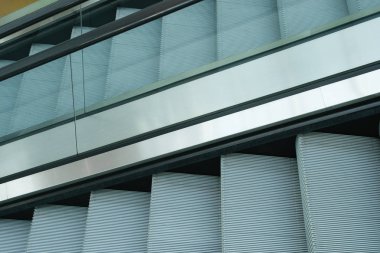 Alışveriş merkezinde modern yürüyen merdiven