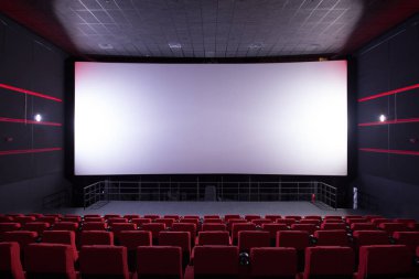 Kırmızı sandalye ile sinema salonu
