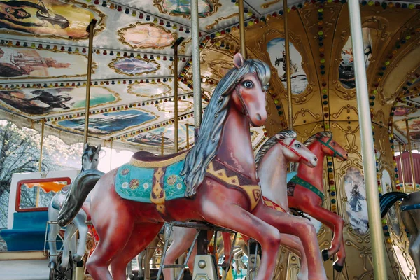 ルナ公園の馬とカルーセル — ストック写真