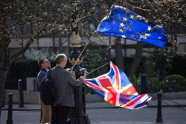 유럽을 위한 영국 시위 행진 중 EU와 영국 국기를 들고 손을 흔들고 있는 사람들 — 스톡 사진