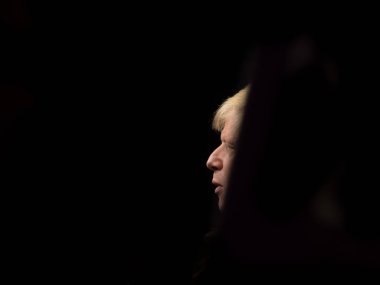 Boris Johnson, basit arka plan üzerinde İngiltere Başbakanı bir portre