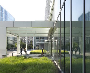 Yürüyen insanlar ile bir ofis emlak konsepti