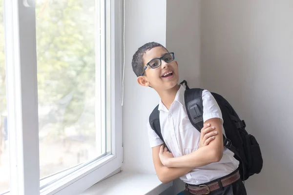 Rapaz Feliz Óculos Camisa Perto Janela Escola Isolado Sobre Fundo — Fotografia de Stock