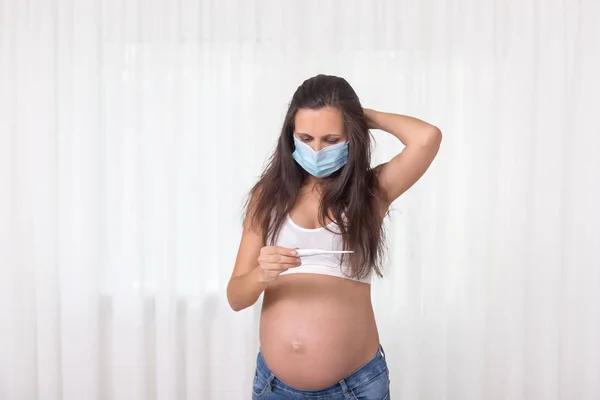 Zwangere Vrouw Met Een Thermometer Met Masker Hoesten Haar Slaapkamer — Stockfoto