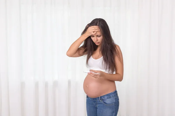 Mujer Embarazadas Con Termómetro Dormitorio Concurso Salud Prenatal Medalla Illness —  Fotos de Stock