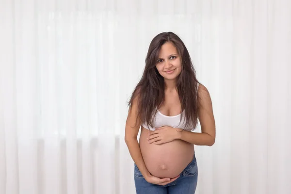 Mujer Embarazada Los Vaqueros Parte Superior Blanca Toma Las Manos —  Fotos de Stock