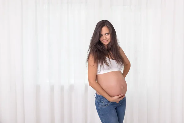 Mujer Embarazada Los Vaqueros Parte Superior Blanca Toma Las Manos —  Fotos de Stock