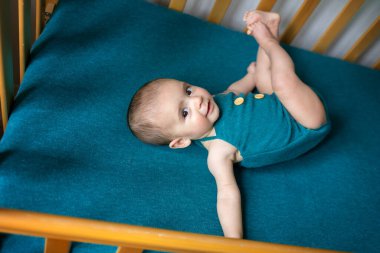 Mavi battaniyeli şirin bir bebek. Yatağında bebek var. Yeni doğan bebeğin yakın plan portresi. Bebek eşyaları paketleme şablonu. Çocuk odası. Tıbbi ve sağlıklı konsept.