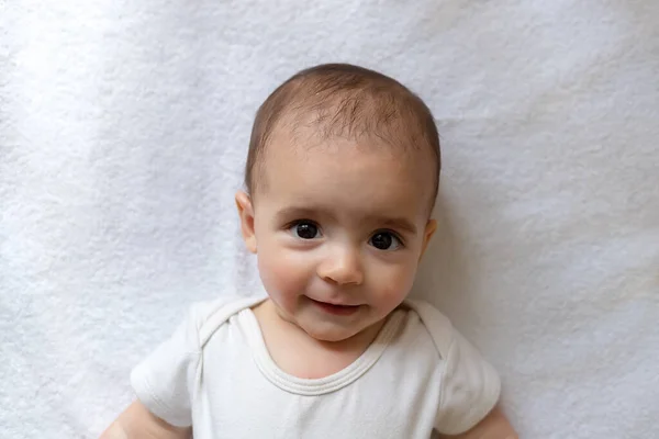 Nouveau Petit Garçon Vêtements Blancs Beau Portrait Tout Petit Bébé — Photo