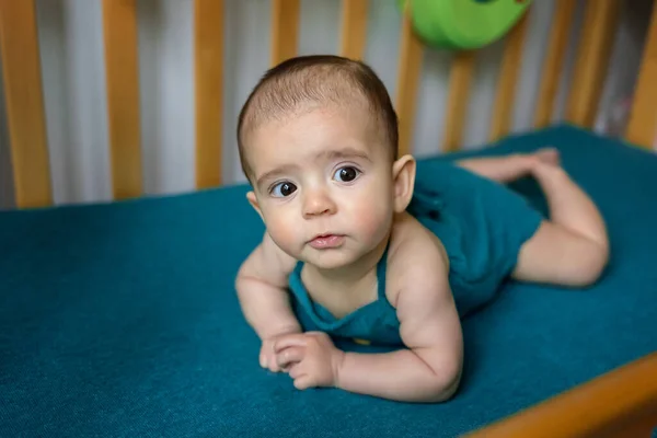 Aranyos Újszülött Egy Kék Takarón Baba Ágyában Szoros Portré Újszülött — Stock Fotó