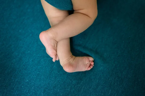 Newborn Baby Feet Barefoot Tiny Toes Selective Focus Family Maternity — Stock Photo, Image