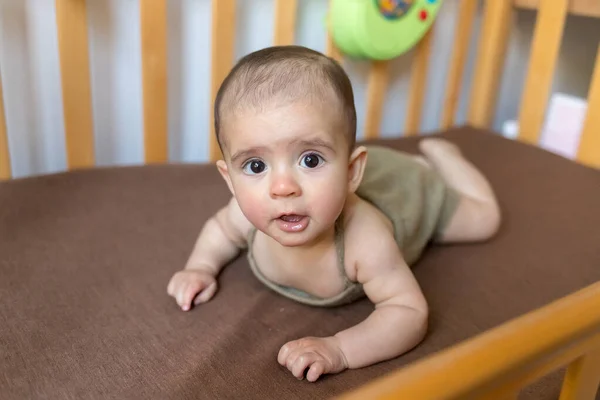 Niedliches Neugeborenes Auf Einer Blauen Decke Baby Seinem Bett Nahaufnahme lizenzfreie Stockfotos