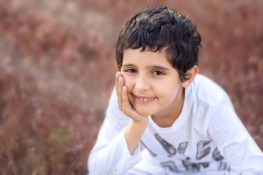 Bir çocuk gülümsüyor. Bahar geldi.