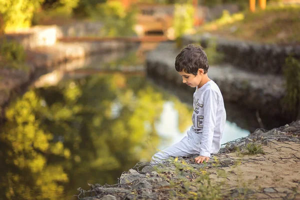 Ein Kind Sitzt Der Nähe Des Sees Sommerzeit Stockfoto