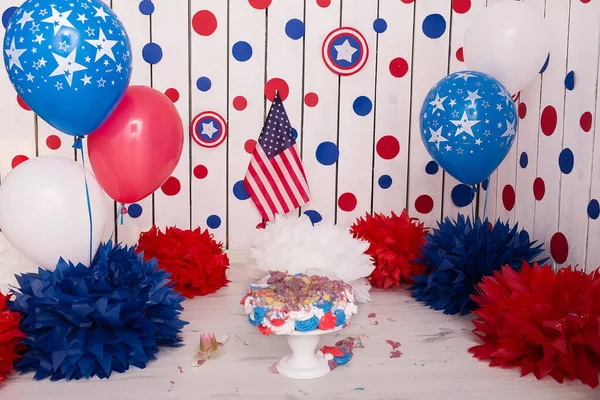 Fotozone Met Papieren Bloemenslingers Ballonnen Papieren Ballen Pompons Confetti Roomcake Rechtenvrije Stockafbeeldingen