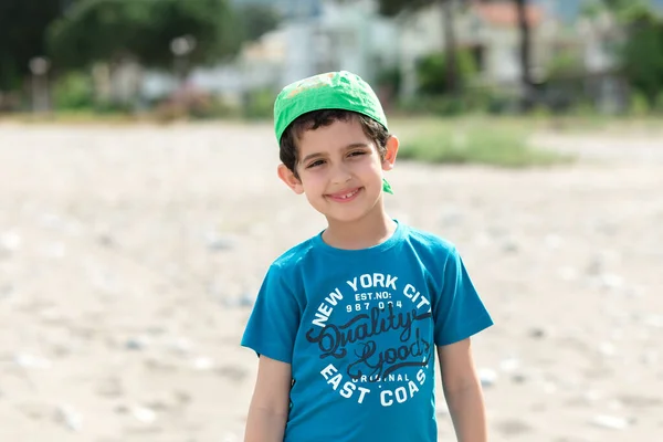 Jongen Wordt Wakker Het Strand Portret Van Een Kind Zomertijd — Stockfoto