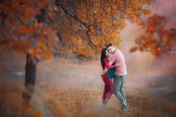 秋の森の中で夫と妊婦 お父さんとお母さん 幸せな両親だ 秋の家族の肖像 産前産後 期待概念 妊娠の美しい柔らかい気分の写真 — ストック写真