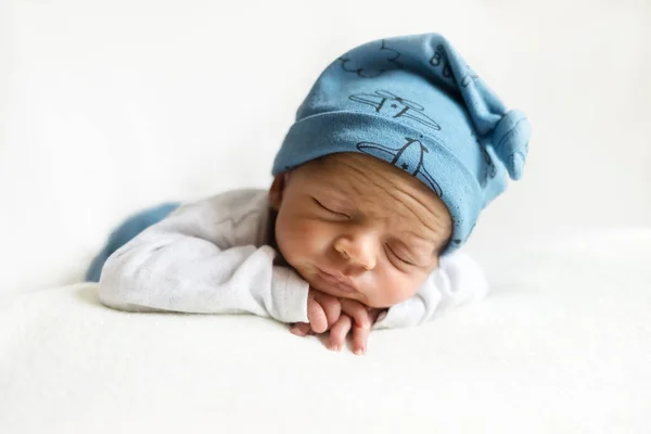 Ένα Νεογέννητο Μωρό Φοράει Ένα Μπλε Καπέλο Και Κοιμάται Ένα — Φωτογραφία Αρχείου