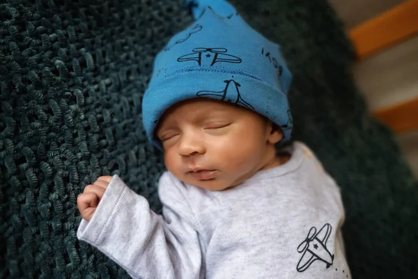 Niedliches Neugeborenes Hut Bett Schlafendes Baby Auf Dunklem Hintergrund Nahaufnahme Stockfoto