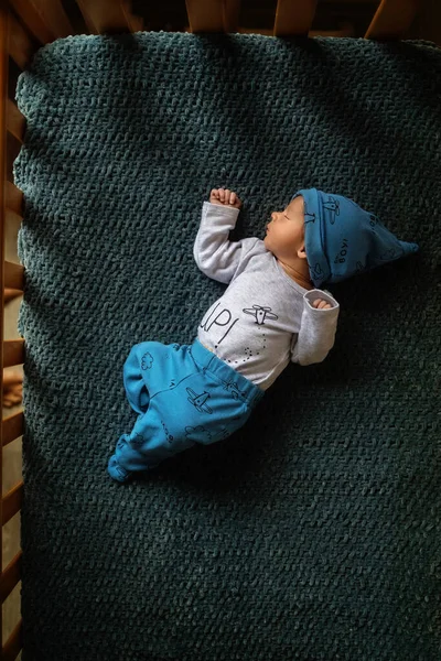Niedliches Neugeborenes Hut Bett Schlafendes Baby Auf Dunklem Hintergrund Nahaufnahme Stockbild