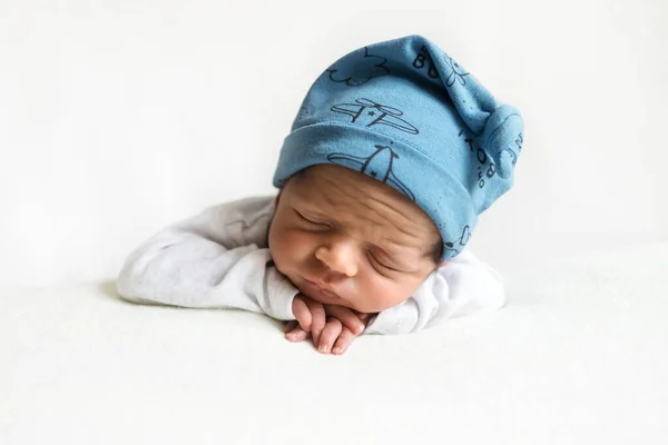 Een Pasgeboren Baby Draagt Een Blauwe Hoed Ligt Slapen Een Stockfoto