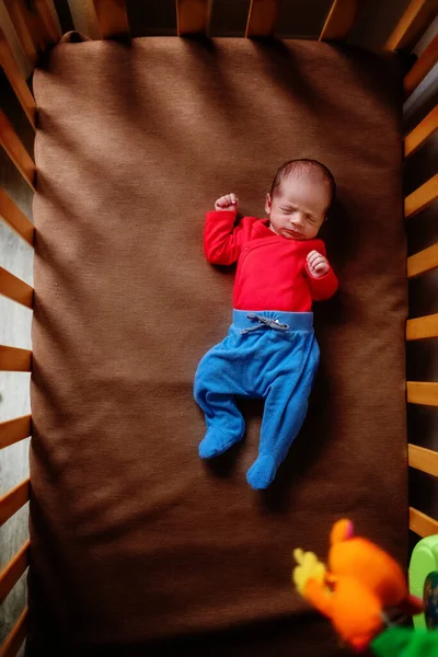 Aranyos Újszülött Alvó Baba Sötét Háttérrel Szoros Portré Újszülött Babáról — Stock Fotó