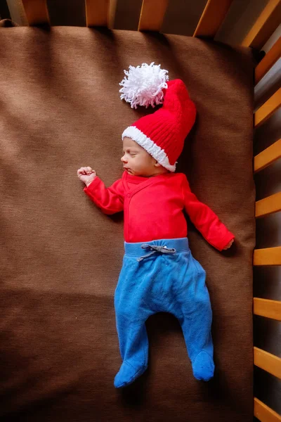 Χαριτωμένο Νεογέννητο Μωρό Σάντα Καπέλο Κοιμισμένο Μωρό Σκοτεινό Φόντο Κοντινό — Φωτογραφία Αρχείου