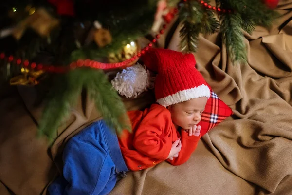 Słodkie Nowonarodzone Dziecko Kapeluszu Mikołaja Śpiące Dziecko Pod Jodłą Portret — Zdjęcie stockowe