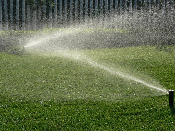 Aspersores Riego Automático Hierba Día Caluroso Verano Ahorro Agua Del —  Fotos de Stock