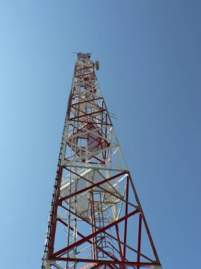Mavi gökyüzünün arka planda Baz Kulesi ve Radyo bağlantı İstasyonu mikrodalga. Cep telefonu, radyo vericileri için telekomünikasyon kulesi denetimi havadan görünümü.