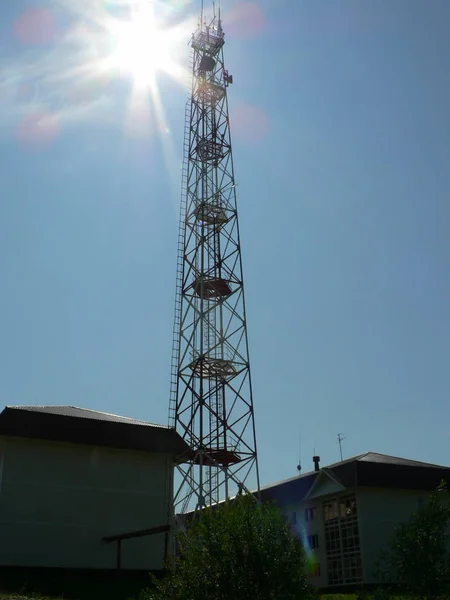 在蓝天的背景上 细胞塔和无线电链路站微波 无线电发射机电信塔检查的鸟瞰图 — 图库照片