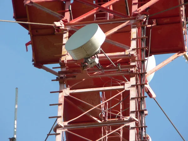 Celda Torre Radio Enlace Estación Microondas Fondo Del Cielo Azul — Foto de Stock