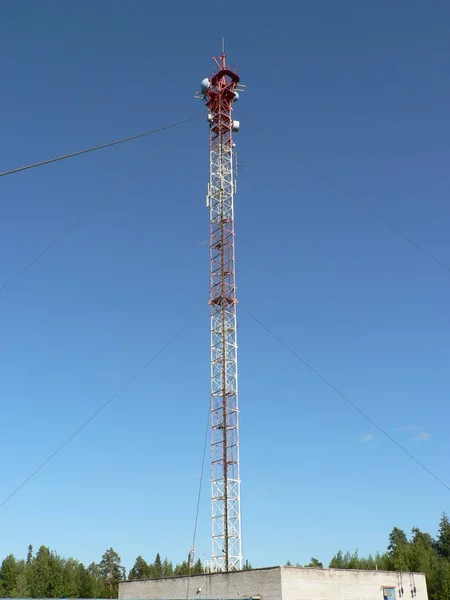 Cell Tower Radio Collegano Microonde Della Stazione Sullo Sfondo Del — Foto Stock