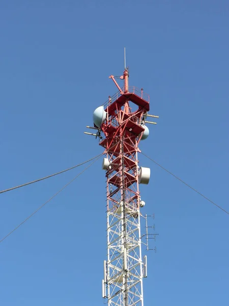 在蓝天的背景上 细胞塔和无线电链路站微波 无线电发射机电信塔检查的鸟瞰图 — 图库照片
