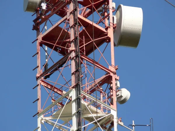 Cell Tower Radio Collegano Microonde Della Stazione Sullo Sfondo Del — Foto Stock