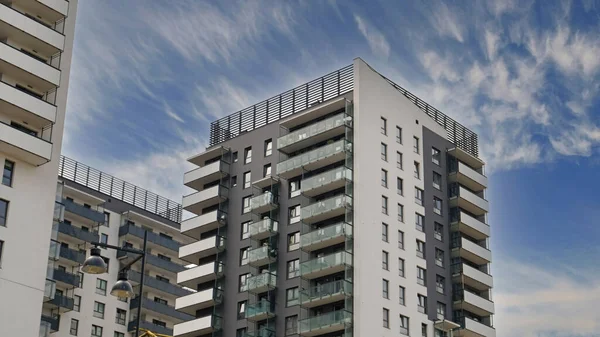 Şehrin yeni bölgesindeki modern evlerin dışında. Pencerelerin, balkonların mimari ayrıntıları. Gayrimenkul, konut ve ofis mimarisi.