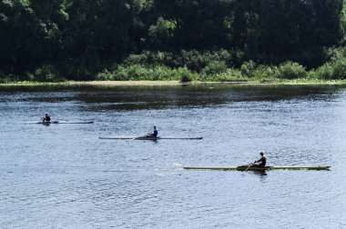 insanlar beyaz rusya'da sozh nehri üzerinde tekne vardır 01 06 2019