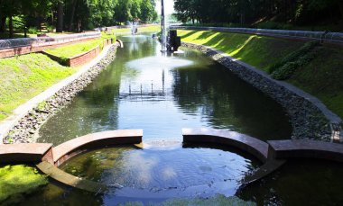 bir çeşme ile parkta gölet