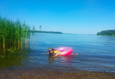 kız 6-7 yaşında gölde yüzme