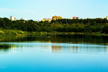 Nehirde güzel bir gün doğumu
